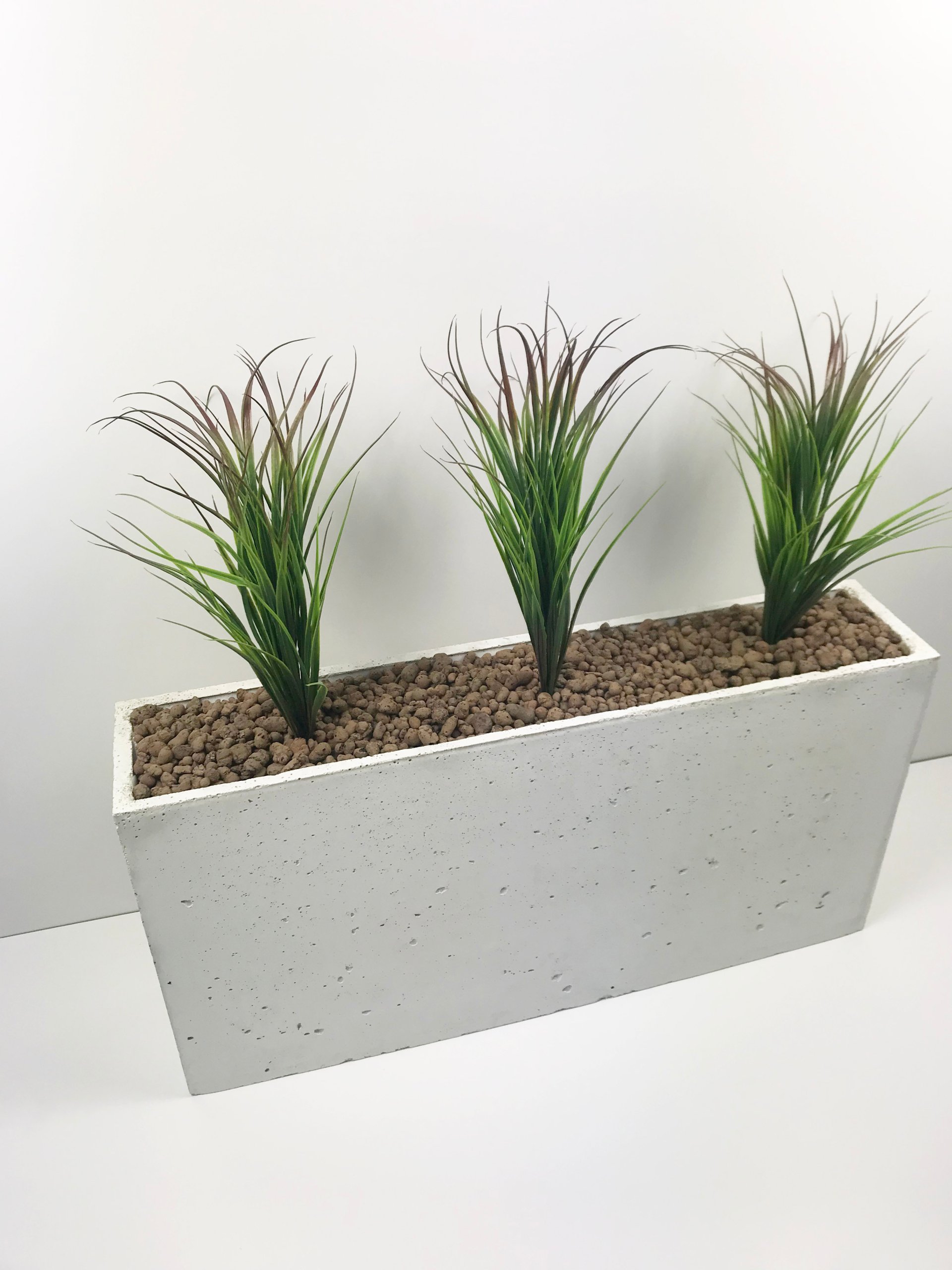 Betónový kvetináč Slim 90 × 20 × 50 s sivou impregnáciou